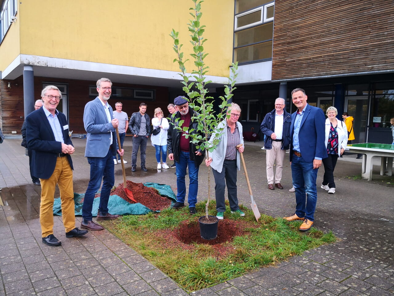Im Bild sehen Sie (v.l.n.r.): Schuldekan i.R. Jörg Spahmann, Rektor OStD Dieter Kurtze, Karl Friedrich Bretz (geschäftsführender Vorstand), Annette Distelbarth (Vorsitzende des Kuratoriums) sowie Schuldekan Dr. Til Elbe-Seiffart.